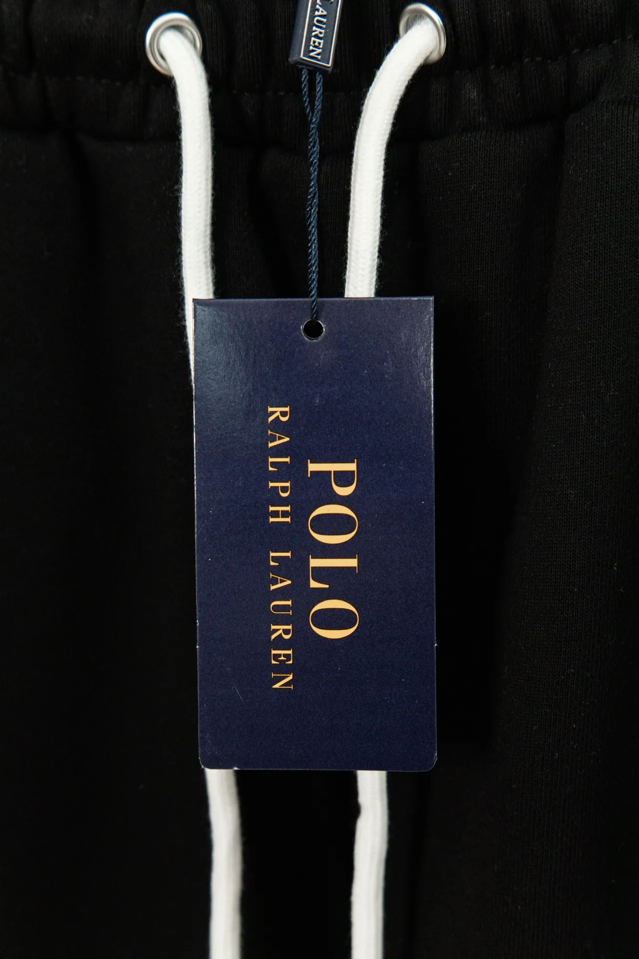 P180 model number: Y060 Ralph Lauren Ralph Lauren suit sweatpants. Pure cotton treated with anti-static technology. No dust, no lint. The elastic waist is used with a drawstring. It is very friendly to the figure. The cotton is comfortable and soft. The upper body is casual and free. Regular beveled double pockets on both sides. The white brand logo on the left leg of the trouser leg collides with the black of the pants. Although it is small, it is quite recognizable. The brand adds a young and fashionable atmosphere to the original sense of luxury. It can be called a cold-proof weapon. A simple base layer is enough to withstand the severe cold and make it more fluffy and warm. Color: gray, navy blue, black. Size: S-XL